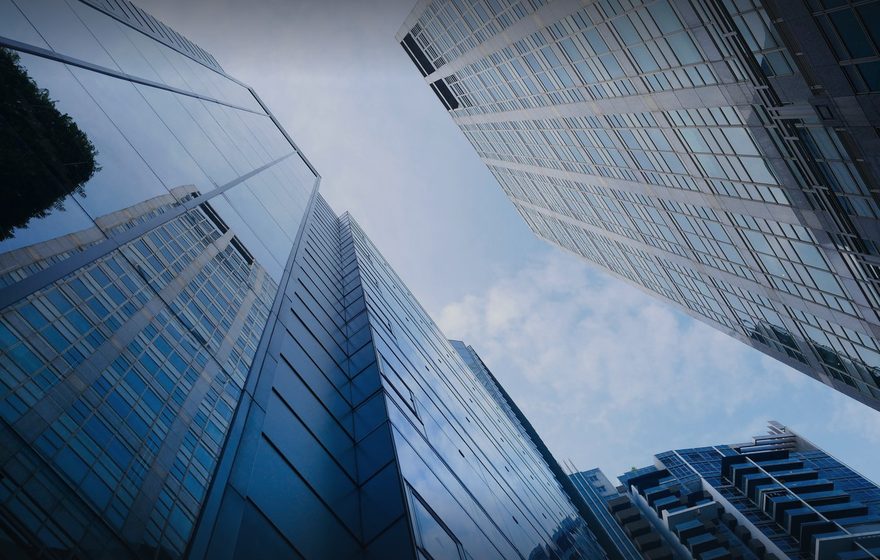 Edifícios corporativos de vidro vistos de baixo