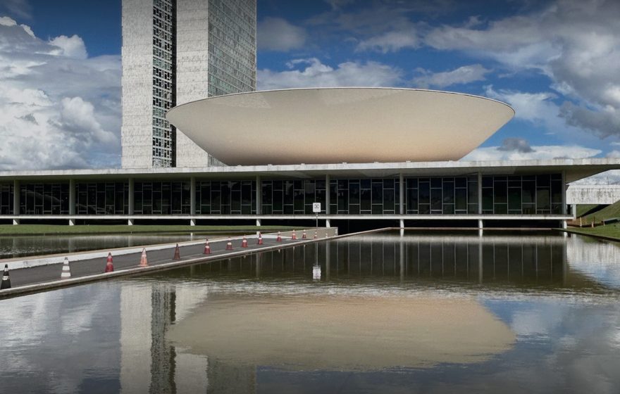 Congresso Nacional refletido no espelho d’água, em Brasília